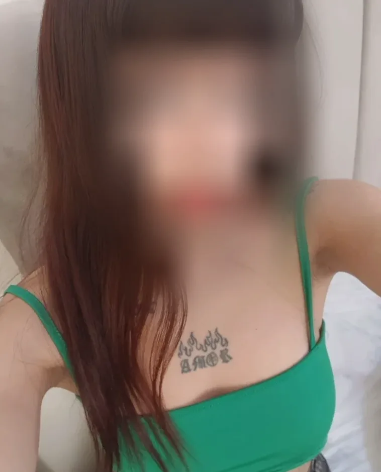 Larissa, 32