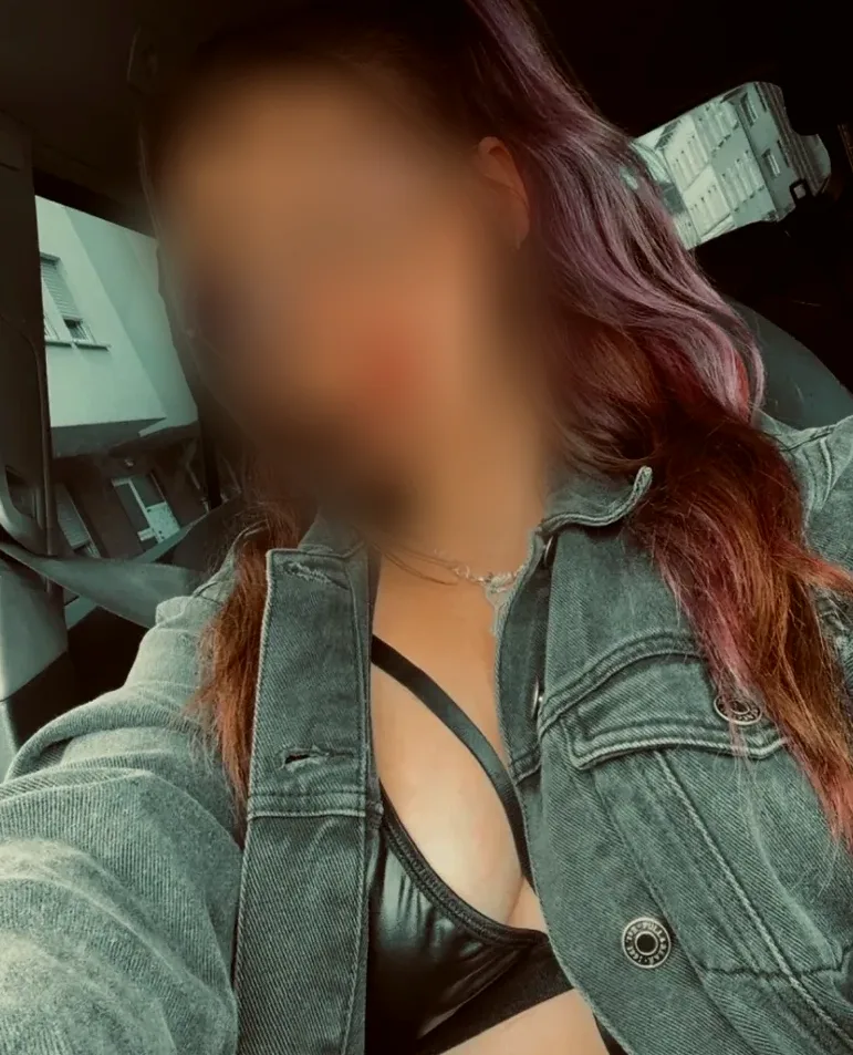 Sandra, 27